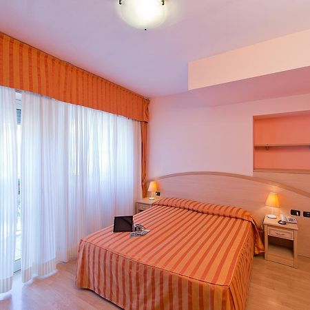 Hotel Residence Dei Fiori Baveno Bagian luar foto