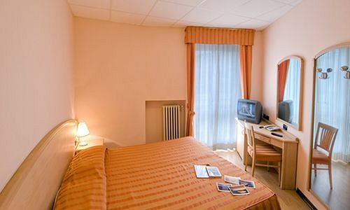 Hotel Residence Dei Fiori Baveno Bagian luar foto